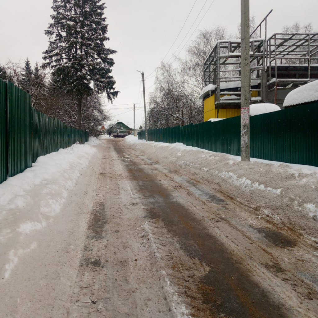 В Дедовске на единственной дороге к школе детям некуда деться от машин |  07.02.2024 | Истра - БезФормата